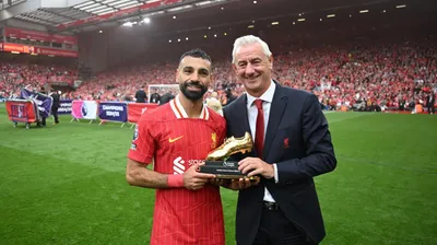 عرب تايم اخبار اليمن الان يحتفل عائلته بجائزتي الهداف وأفضل اخبار اليمن الان الحدث اليوم عاجل عرب تايم
