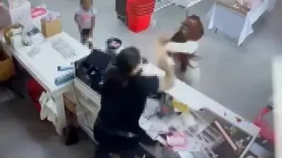 cnn عربي اخبار اليمن الان لكمتها وطرحتها امرأة تهاجم موظفة اخبار اليمن الان الحدث اليوم عاجل cnn عربي