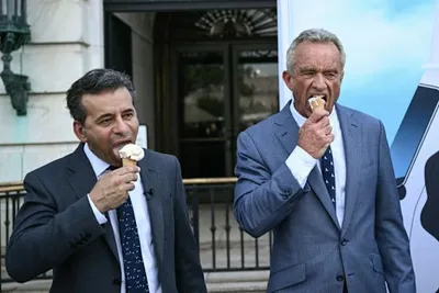 الجيل اخبار اليمن الان الأمريكي يتناول احتفالا الأصباغ الصناعية اخبار اليمن الان الحدث اليوم عاجل الجيل