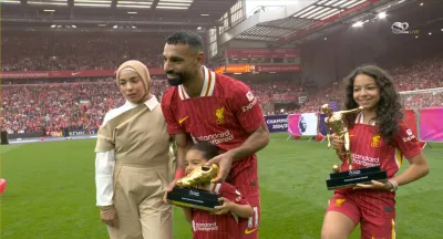 عرب تايم اخبار اليمن الان يحتفل عائلته بجائزتي الهداف وأفضل اخبار اليمن الان الحدث اليوم عاجل عرب تايم