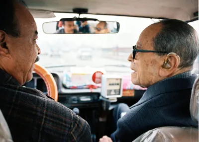 cnn عربي اخبار اليمن الان يشتري الجريدة ويستقل التاكسي الجانب  اخبار اليمن الان الحدث اليوم عاجل cnn عربي