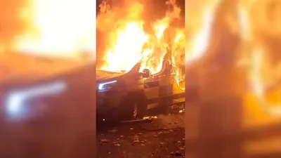 cnn عربي اخبار اليمن الان فيديو لمحتجين يحرقون سيارة شرطة اخبار اليمن الان الحدث اليوم عاجل cnn عربي