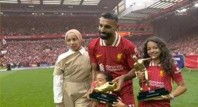 عرب تايم اخبار اليمن الان يحتفل عائلته بجائزتي الهداف وأفضل اخبار اليمن الان الحدث اليوم عاجل عرب تايم